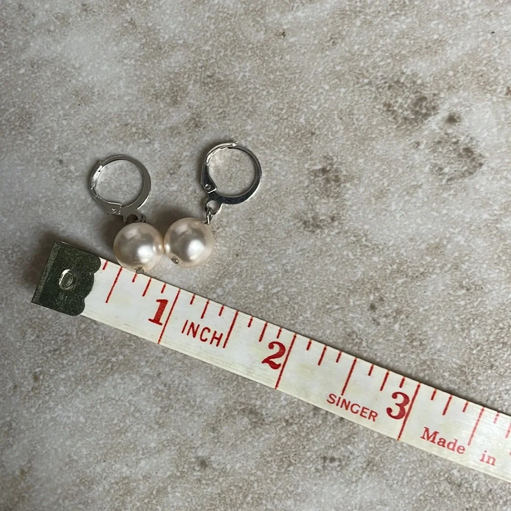 💥10/$10 Huggie hoop pearl earrings free with bundle - Picture 3 of 9